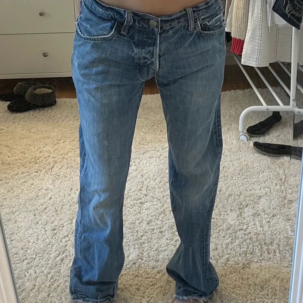 Säljer dessa lågmidjade jeansen då de tyvärr är för stora för mig :( köparen står för frakt . Jeans & Byxor.