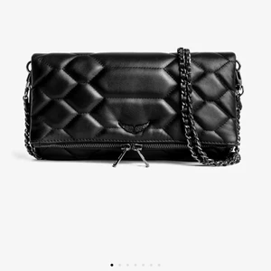 Zadig väska  - Säljer denna super snygga Zadig väskan! Har använt den bara några gånger så den är i nyskick! Priset kan diskuteras. Mera bilder vid intresse.💗 (Nypris 5308kr)