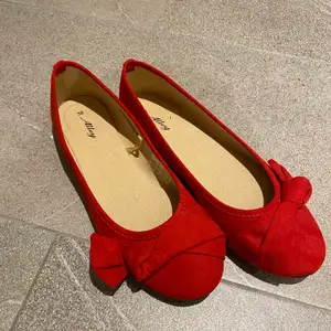 Ett par röda oanvända Alley ballerina skor i storlek 38, perfekta för sommaren och är lätta att ta på och av! Storleken är som sagt 38 men passar mig som har 39