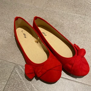 Alley ballerina skor stl 38 - Ett par röda oanvända Alley ballerina skor i storlek 38, perfekta för sommaren och är lätta att ta på och av! Storleken är som sagt 38 men passar mig som har 39