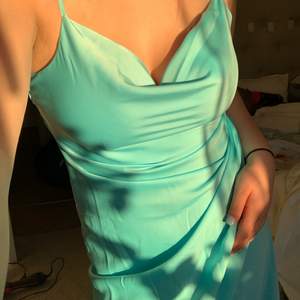En otroligt fin havsblå klänning som är nästan oanvänd bara testad med prislapp kvar! 