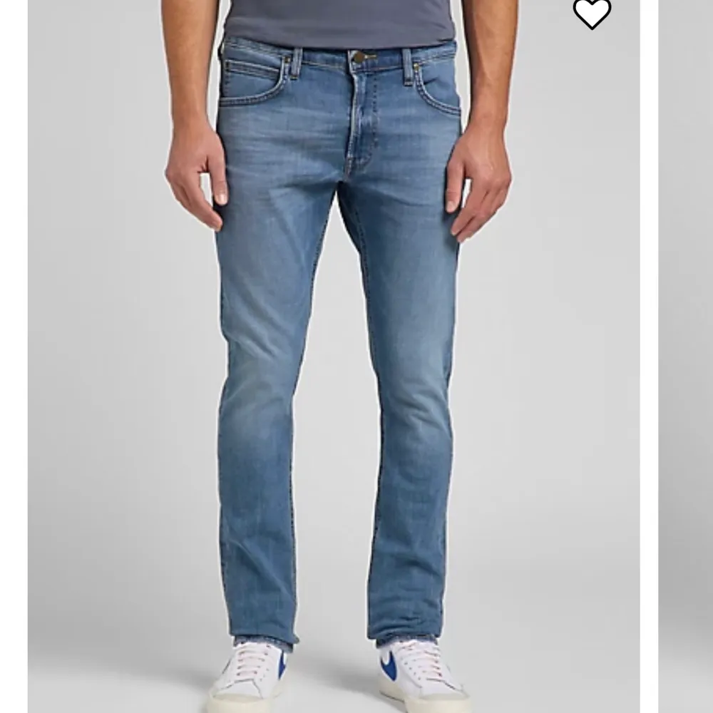 Lågmidjade jeans från lee köpta för 1000 kr. Herr jeans men sitter super fint👌🏼 . Jeans & Byxor.