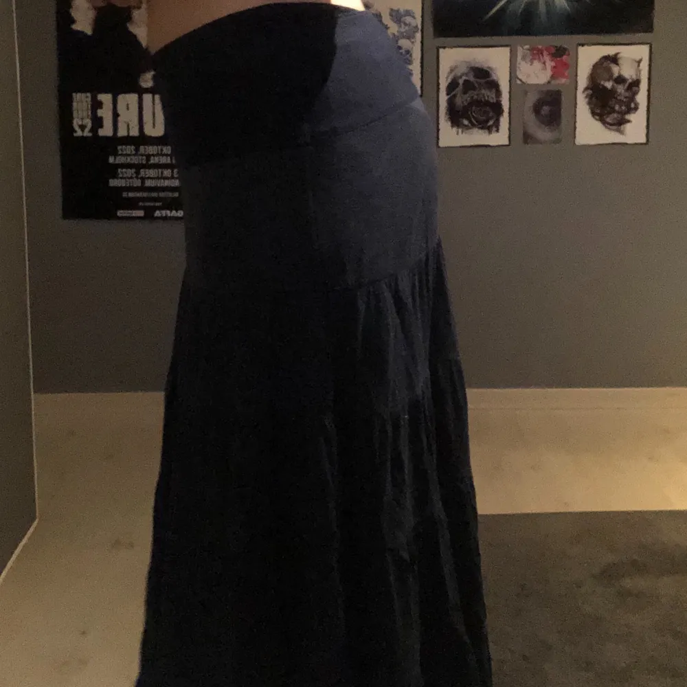 Mörkblå fin kjol i storlek S och är stretchig så skulle tippa på att den passar storlek XS och M, inga konstigheter ☺️. Kjolar.