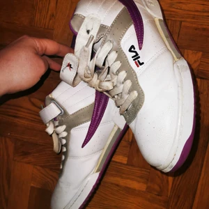 Fila skor stl 38 - Fina fila sneakers stl 38. Använda enstaka gång. 