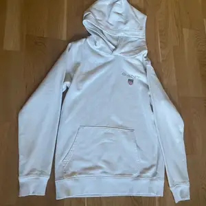 En fin gant hoodie som kommer från kidsbrandstore! Den är i väldigt bra skick och den är använd Max 10 gånger. Säljer den pågrund av att jag helt enkelt inte använder den! Hoodien är i storlek 146/152, den skulle förmodligen passa någon i dem mindre storlekarna om man vill att den ska sitta lite ”baggy” men den skulle även passa perfekt i dem större storlekarna🙌  köpte den för ca 600kr men säljer den väldigt billigt då jag vill bli av med den.