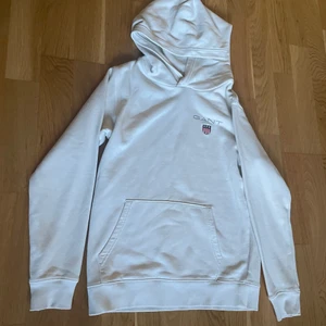 Gant hoodie  - En fin gant hoodie som kommer från kidsbrandstore! Den är i väldigt bra skick och den är använd Max 10 gånger. Säljer den pågrund av att jag helt enkelt inte använder den! Hoodien är i storlek 146/152, den skulle förmodligen passa någon i dem mindre storlekarna om man vill att den ska sitta lite ”baggy” men den skulle även passa perfekt i dem större storlekarna🙌  köpte den för ca 600kr men säljer den väldigt billigt då jag vill bli av med den.