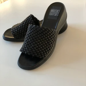 Svarta slip-in stl 38 ENDADT 50 kr - Svarta coola slip-in stl 38. Märke Mootsies Tootsies. Fins skick. Pris 50 kr