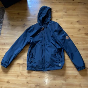 Jacka från H&M - Säljer den här vår/ höstjackan pga att den har blivit för liten för mig. Köpt på H&M för 300kr tror jag. Storlek L men passar som M också. 9/10 skick. 