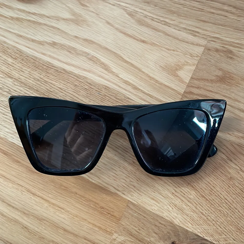 Snygga solglasögon som är köpta på Gina för ungefär ett år sedan 🌺😻. Accessoarer.