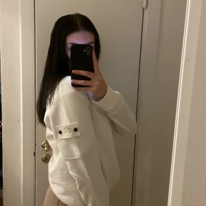 Stone island sweatshirt  - jätte fin stone island sweatshirt. använd typ 2-3 gånger, säljer då den inte är till användning mer. Storlek L 😊