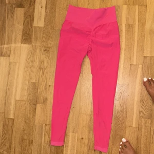 Svin snygga träningstights  - Chockrosa med scrunch 