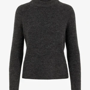 Stickad tröja - Säljer den fina stickade tröja från Pieces. Då den inte kommer till användning längre. Tröjan är lite mer brun aktig i verkligeheten än första bilden. Jättefin brun/svart tröja. Säljs för 150kr+frakt