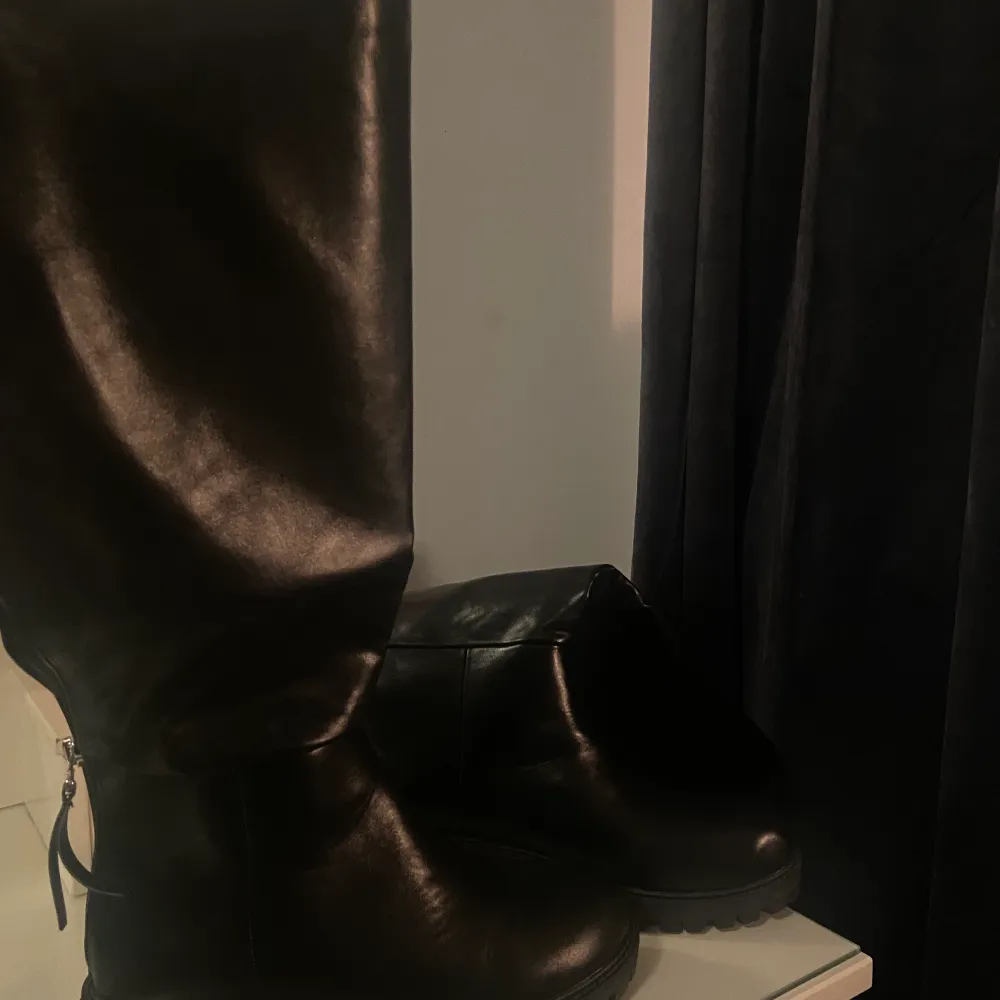 As snygga och bekväma boots, perfekt nu till hösten! I toppskick (endast använda 1 gång). Säljer då jag har ett liknande par<3 . Skor.