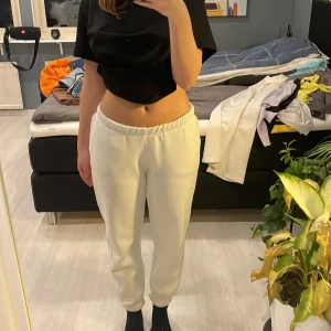 Lågmidjade vita mjukisbyxor  - Lågmidjade vita mjukisbyxor från Gina Tricot. Jag är 164 lång.  ‼️ Köparen står för frakten ‼️