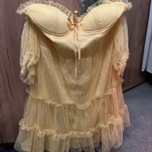  gul klänning  -  köpt på SHEIN för 300 kr men aldrig använt den har även bh insytt i klänningen