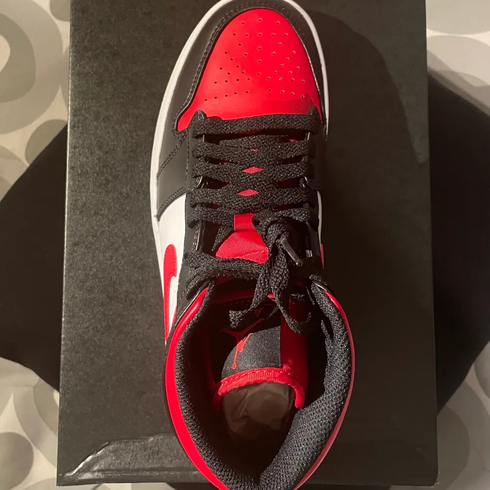 Säljer ett par helt nya Air Jordan 1 Mid i färgen black/fire red/white!   - Storlek: EUR 42 (8.5) - 1200kr + frakt - Helt nya, ej provade - Box medföljer givetvis - Kvitto/orderbekräftelse finns  Tveka inte på att höra av er! . Skor.