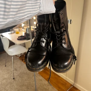 Dr. Martens  - säljer mina gammla doctor martens, då dom ej har kommit till användning. Skorna är i väldigt bra skick! köptes för ca 1,600kr