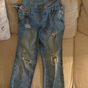 Hängselbyxor - Använd fåtal gånger då dom är lite för tajta för min smak. Skulle säga att dom sitter som en lite tajtare 36. Köpt från terranova. Riktigt snygga, skriv för fler bilder