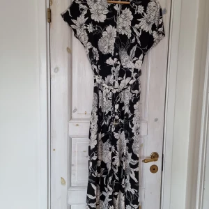 Byxdress HM, storlek 34 - Byxdress i väldigt bra skick.  Vid köp av fler varor, kan jag erbjuda samfrakt. 