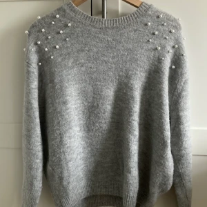Stickad tröja - Varm och mysig stickad tröja från HM, storlek 146/152 vilket motsvarar xxs/xs. Tröjan är i bra skick! 