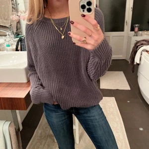 Snygg stickad tröja  - Supersnygg stickad tröja! Mycket skönt och sitter perfekt. Vet tyvärr inte vilket märke. Köptes för ca 350kr och säljer för 200kr. Storlek S men passar även xs😽😻