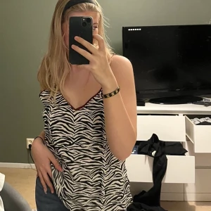 Topp - Säljer detta jättefina zebralinnet från Bikbok. Det kom aldrig till användning och säljer det då det inte är min stil längre. Helt i nyskick🤍 (Köpare står för frakt!!) 