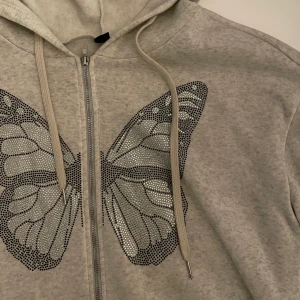 Ziphoodie med paljett  - Säljer denna superfina ziphoodie med en fjäril på. 💗storlek M men sitter som en S 