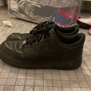 Black Airforce 1 - Jag säljer ett par black Airforce 1 som är i okej skick och använda under ca 3 månaders period.