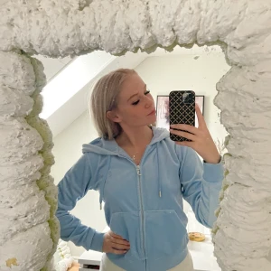 Juicy couture tröja strl S  - Juicy couture tröja i fint skick, väldigt fin färg!