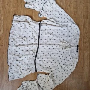 Vero Moda blus strl 48 - Knappt använd blus från Vero Moda, storlek 48.