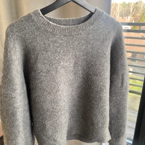 Stickad zara tröja - Så snygg stickad tröja från zara som är så mjuk. Måttligt använd och har lite noppror (syns på sista bilden) 