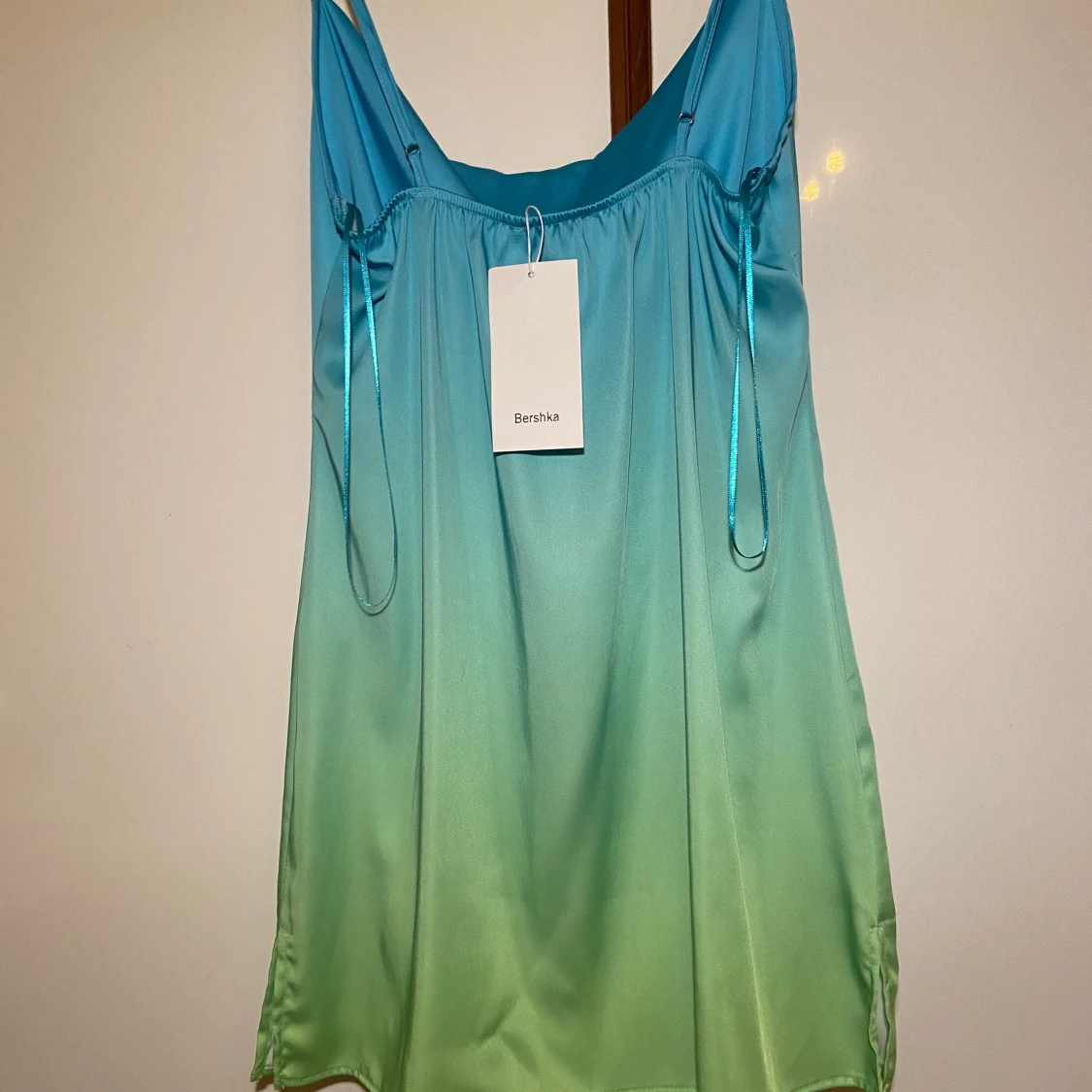 Bershka klänning i satin  - 90