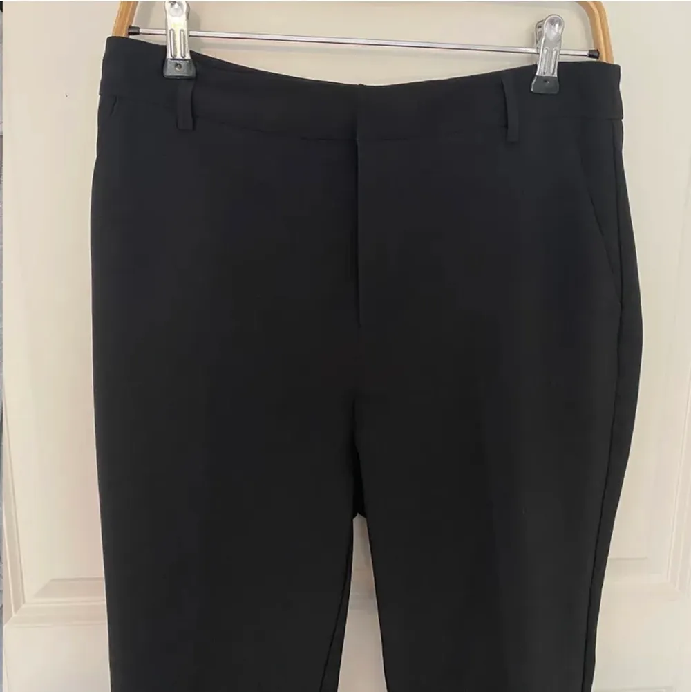 Svarta Kostymbyxor från Gina tricot, raka i modellen, använda enstaka gång. Nypris 399, Storlek 38.. Jeans & Byxor.
