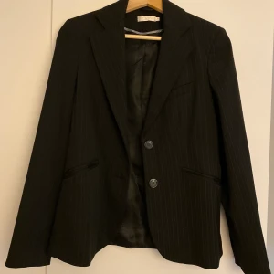 Wera kavaj 36 - Svart kritstrecksrandig kavaj från Wera. Figursydd. I mycket bra skick! Storlek 36 men lite liten i storleken. 