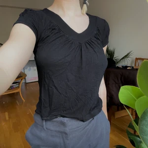 Vintage top - Mammas tröja från 90-talet. Supergullig svart v-ringad t tröja