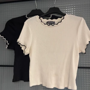 T-shirt - Ribbad t-shirt! Snygg enkel men något extra. Storlek S Kan säljas var för sej men även ihop  Styck- 50kr Ihop- 85kr
