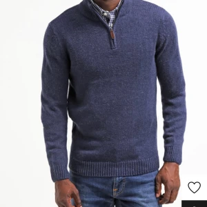 Stickad pullover - Mörkblå pullover i storlek L. Har aldrig använts och ligger fortfarande i plastpåsen. Säljes helt enkelt pga att jag inte använder den. Skönt material och bra passform för storlek L. :) nypris 359kr, säljes för 100kr