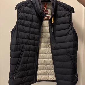 Parajumpers väst, strl M - Sparsamt använd Parajumpers väst i väldigt fint skick. Köpt 2018 och enbart varit till användning den hösten för att sedan samla damm i garderoben. Kvitto samt etiketter medföljer.