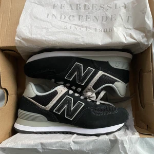 New Balance 574 CORE - Beställde ett par som inte gick att skicka tillbaka. Storlek 38 och hade behövt en storlek 38,5. Aldrig använda endast testade. Nypris 849 med frakt. Säljer dem för 650kr inklusive frakt för vill få dem sålda snabbt. Skicka DM för mer information. 