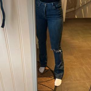 Väldigt sköna blåa bootcut jeans med hål på högra knät❣️😍
