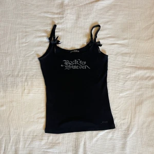 Svart linne - Coolt svart linne i storlek M❤️‍🔥 Skriv till mig innan du klickar på ”köp nu”