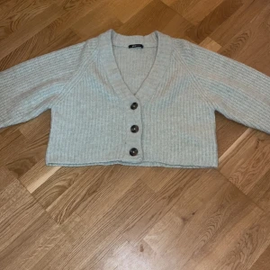 cardigan - säljer min kofta från gina tricot då den inte kommer till användning. den är köpt någon gång förra året och den är fortfarande i bra kvalitet.