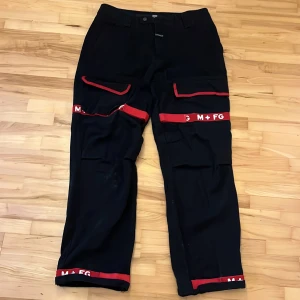 Gibraud arbetarbyxor  - Vintage gibraud byxor. Väldigt bra skick, få tecken på användning(liten fläck på höger byxben). Loose fit med bra fickor.  Passar W: 32/33 men funkar nog bra för lite mindre eller större. Nypris ligger runt 1200 kr. Priset kan förhandlas. 