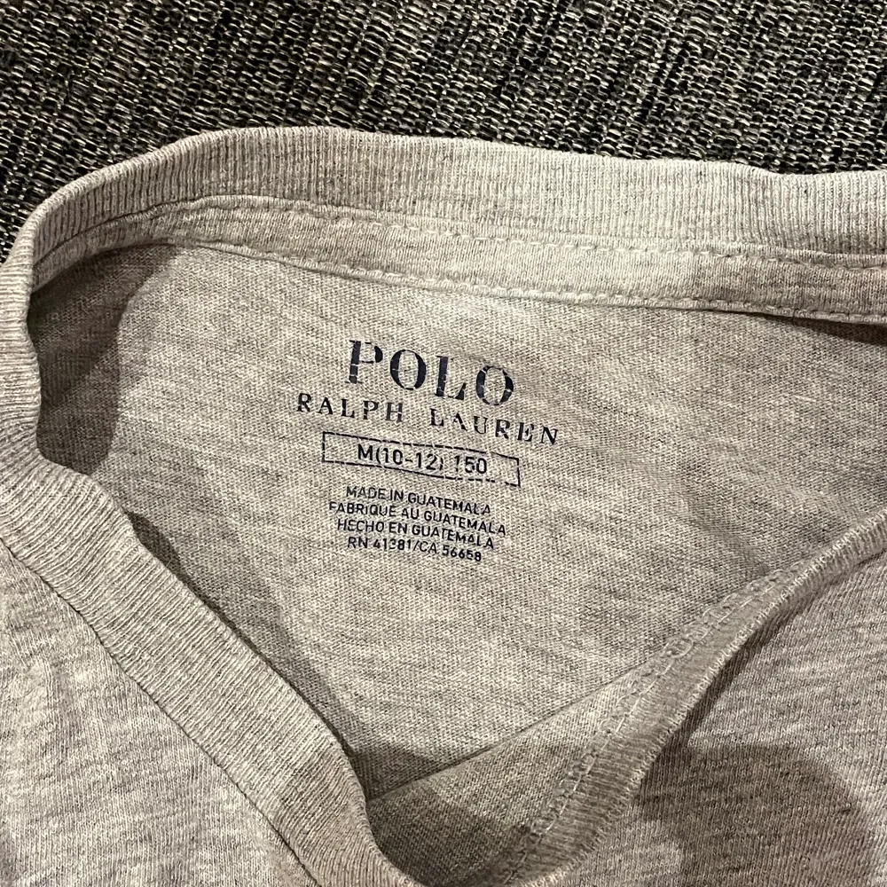 Jag säljer min gråa Polo Ralph Lauren t-shirt i storlek M i barn storlekar. Jag har vanligtvis 36/38 i t-shirts o på mig tycker jag att den sitter som en xs.köparen står för frak, kan oxå tänka mig att mötas upp i Kungälv.. T-shirts.
