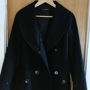 KappAhl  - Säljer svart kappa med falskpälskrage. . Endast provat men tyvärr utan prislapp. 