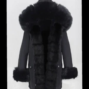 Fatima park jacka - Jackan är i bra skick, knappt använd. Jackan är i storlek S, men skulle även passa en XS. Säljer den pga ingen användning. Köpte den för 3500  , säljer för 2000. Pris går att diskutera 