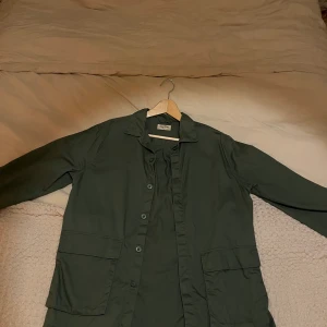 Mörkgrön overshirt - Mörkgrön övershirt, funkar såväl som senvårjacka som overshirt!  