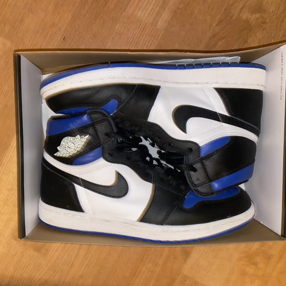 Helt nya Jordan 1 retro high royal toe, endast använda ett fåtal gånger. Inga defekter alls. Köpta för 3000kr!!  Original kartongen medföljer, även blå skosnören, stock x märket/ medaljong och creese skydd. Skriv vid intresse och köparen står för frakten😍. Skor.