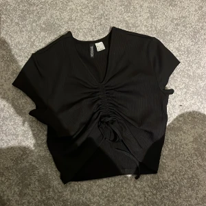 Topp med knyten  - Från hm. Endast testad, storlek S