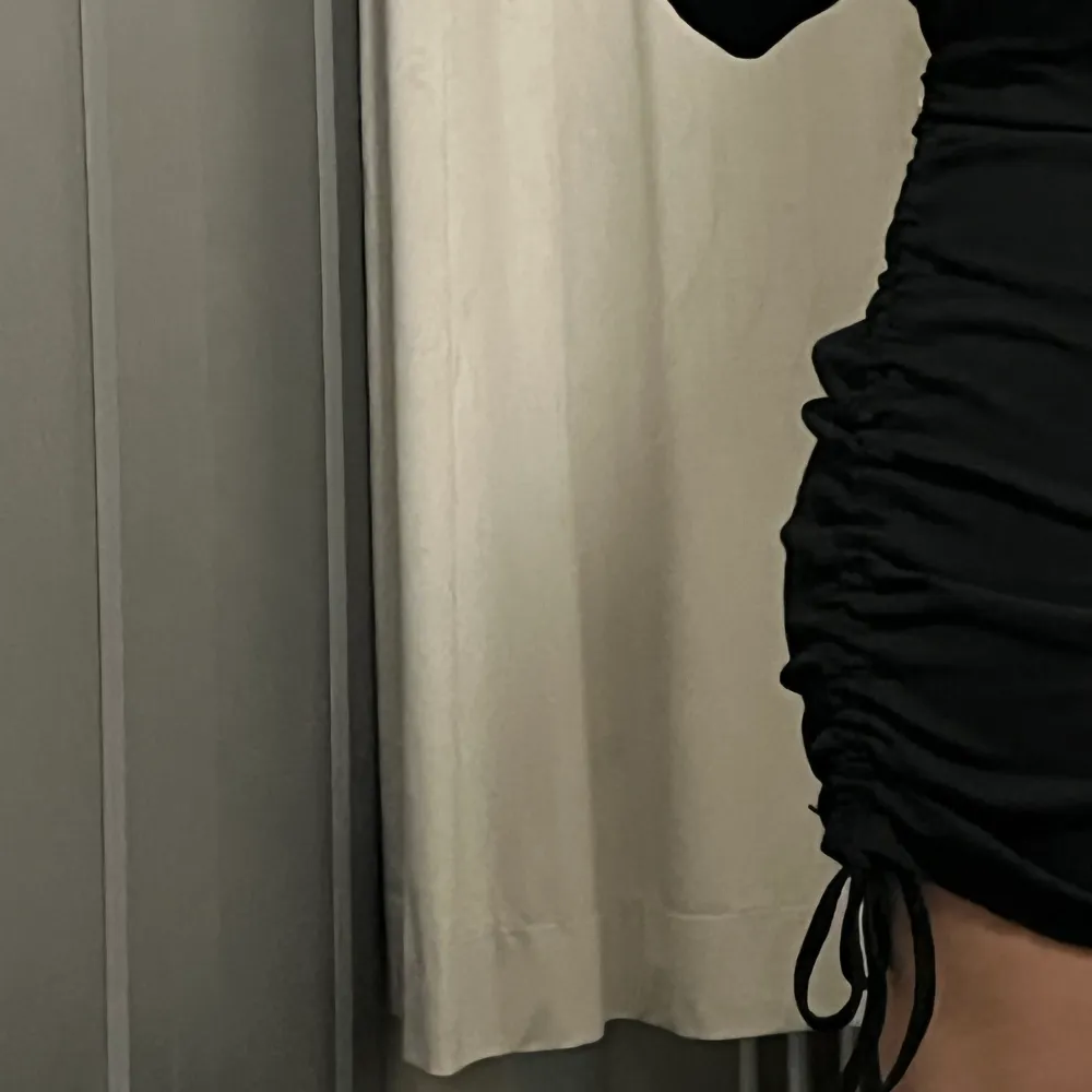 En svart långärmad klänning som är supermysig och är fin nu under höst🍁Den har snören på sidorna så man kan ändra klänningens längd. 🧡Köptes från Boohoo, pris kan diskuteras!. Klänningar.